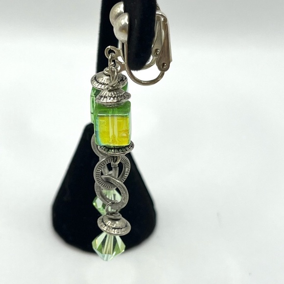 Vintage Clip on Earrings Green Iridescent in the light!! Beautiful colorful - Picture 6 of 10